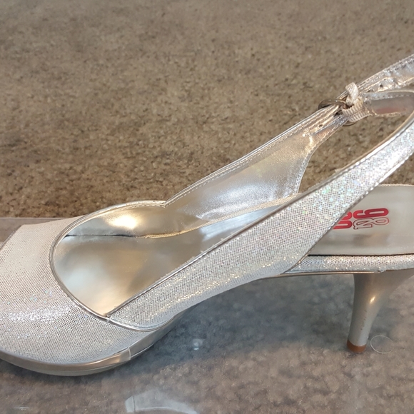 9 & Co Silver Sandals - Picture 4 of 5